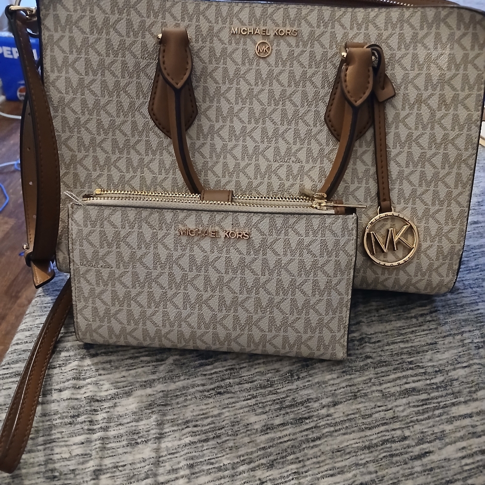 Michael Kors purse/wallet - Picture 5 of 5